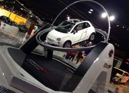 Fiat 500C разбил стенд на выставке в Бразилии