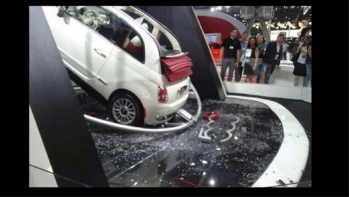 Fiat 500C упал со стенда на выставке в Бразилии